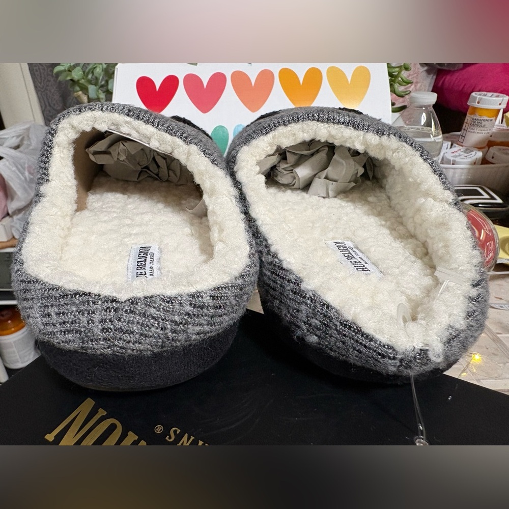 NEW True Religion Mens Slippers, Medium 9/10 Gray w/Black Logo - Picture 10 of 14